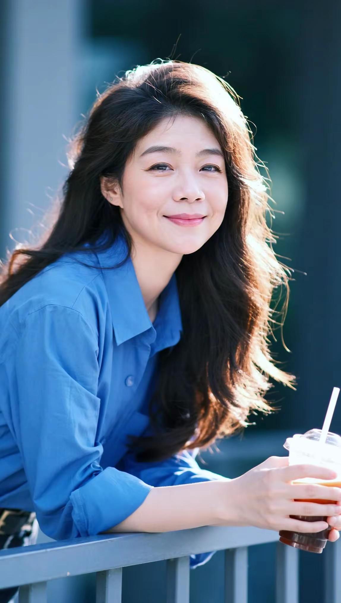 独來独往无须别人定义。AI蓝衫生活照