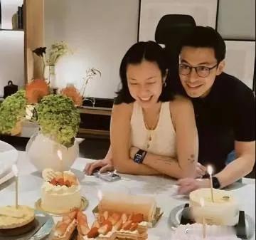 霍震霆曝儿子霍启仁已结婚✨当年郭晶晶霍启刚世纪婚礼轰动全国，如今霍启仁静悄悄结婚