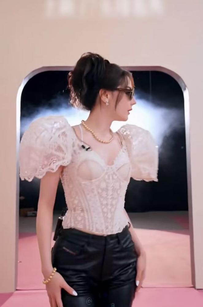 你盯着屏幕嘲笑迪丽热巴脸僵发福撞脸杨紫，她却用24小时不动声色地狂揽3100万真