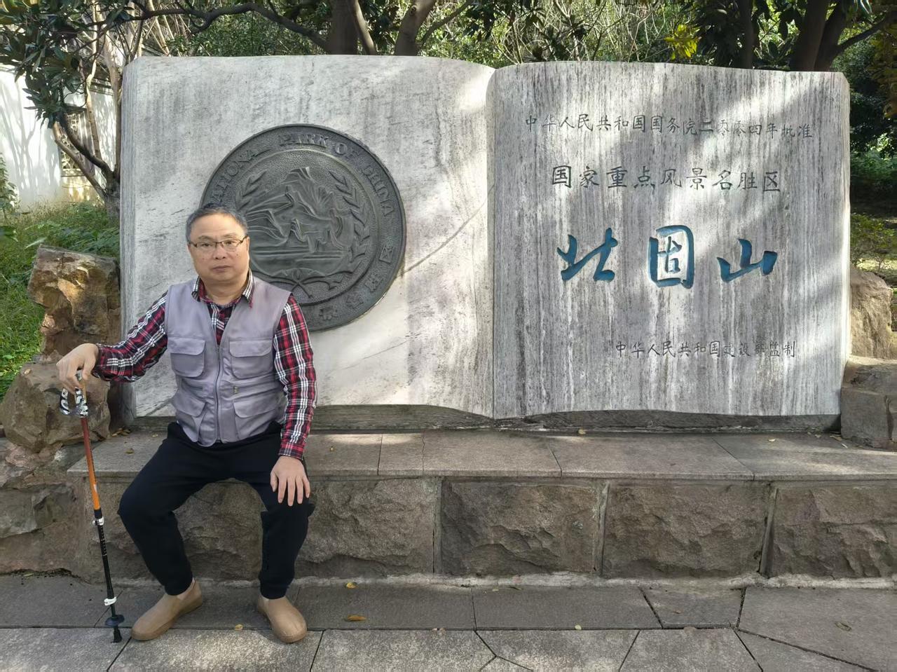 水调歌头·多景楼
南宋陆游
江左占形胜，最数古徐州。连山如画，佳处缥缈著危楼。鼓