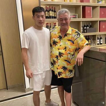 据说，本山大叔的保镖，曾是一位高级散打教练，并获得过全国武术散打第一名的好成绩。