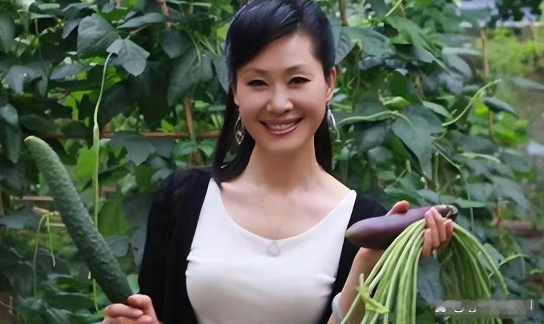 58岁于文华现状：住在农村简陋房，穿着朴素赶大集，享受田园生活。 ​​​