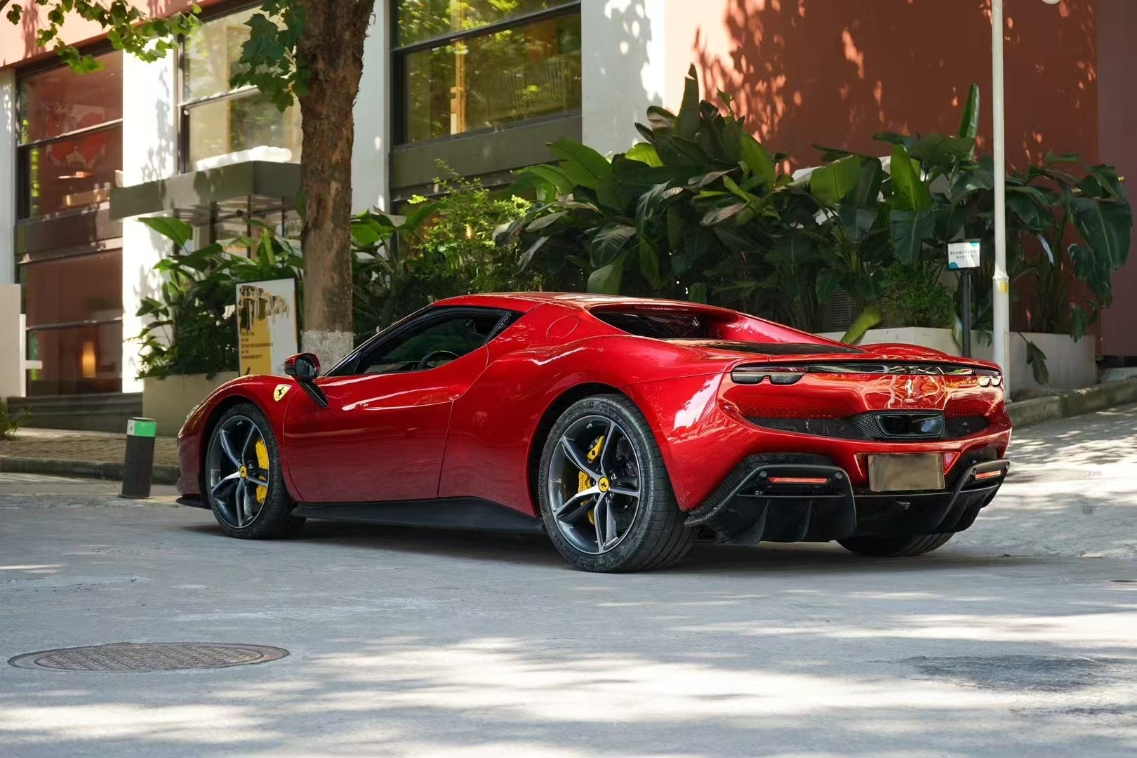 再来一台高雅深沉红 法拉利296GTB24年法拉利296 GTB  6900公里