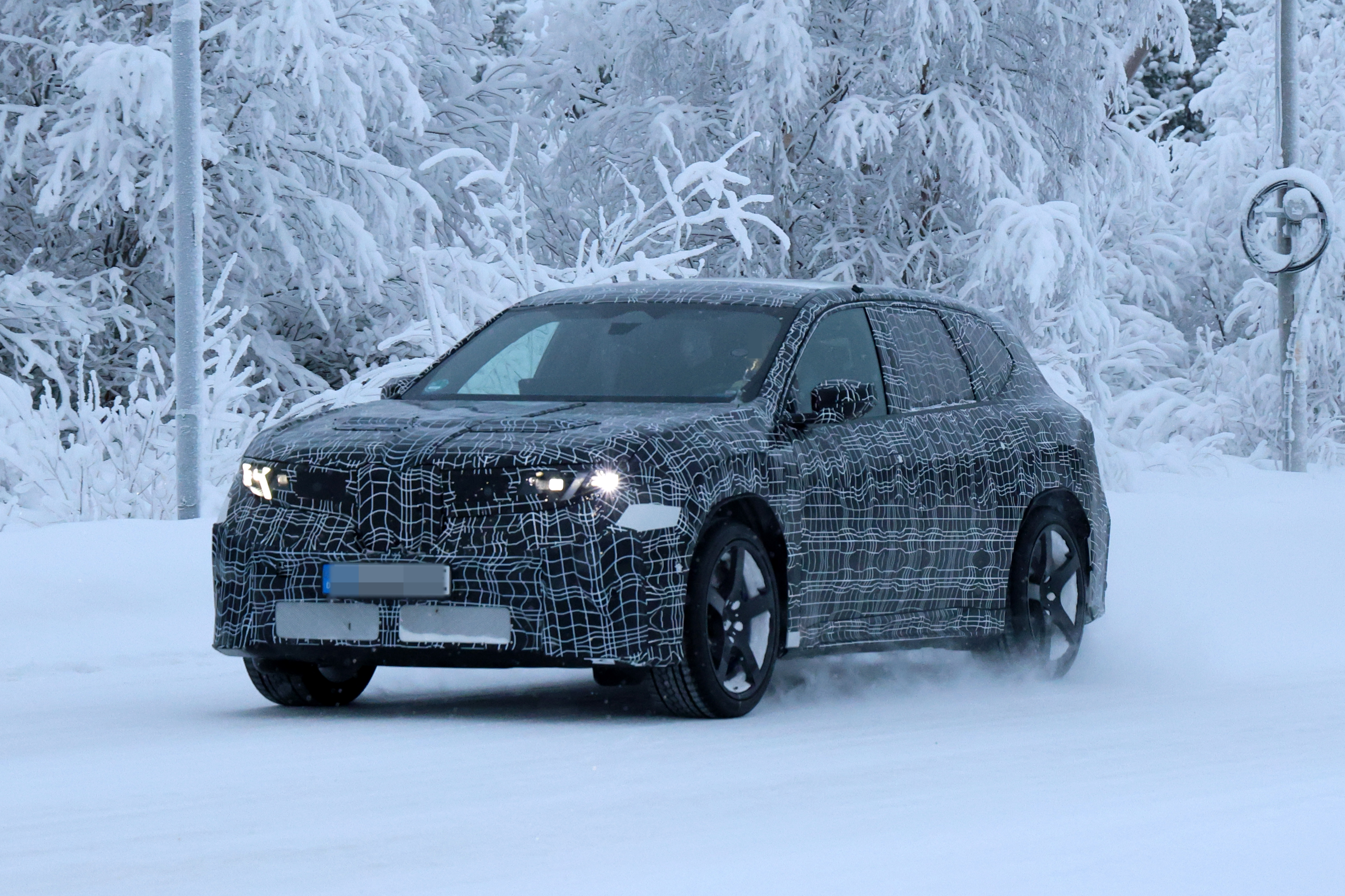 宝马iX3 M，方向盘改了，两根辐条放在了下方，左右八字。估计700～800马力