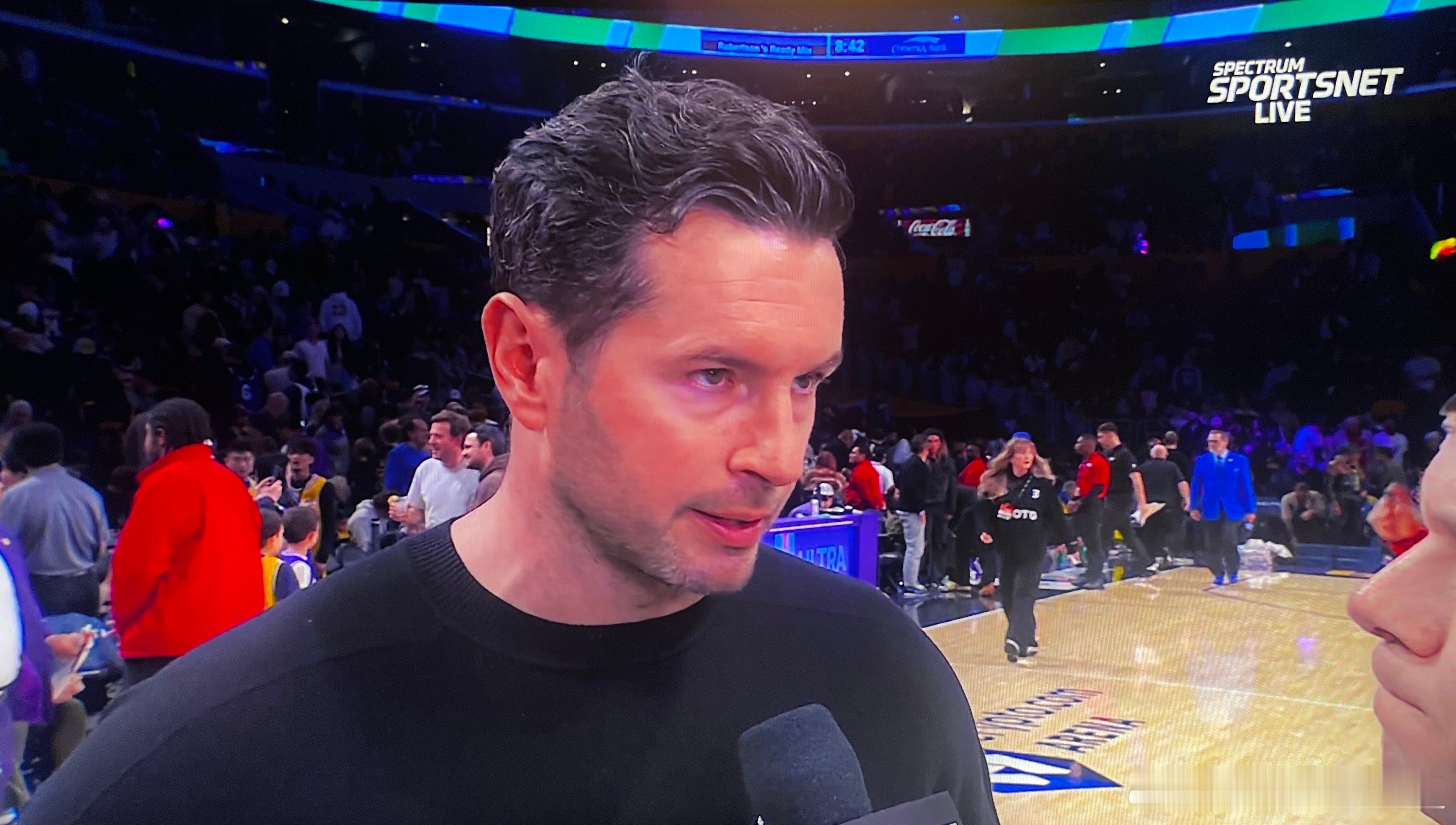 雷迪克表示，湖人本赛季关键时刻的防守表现非常出色。 