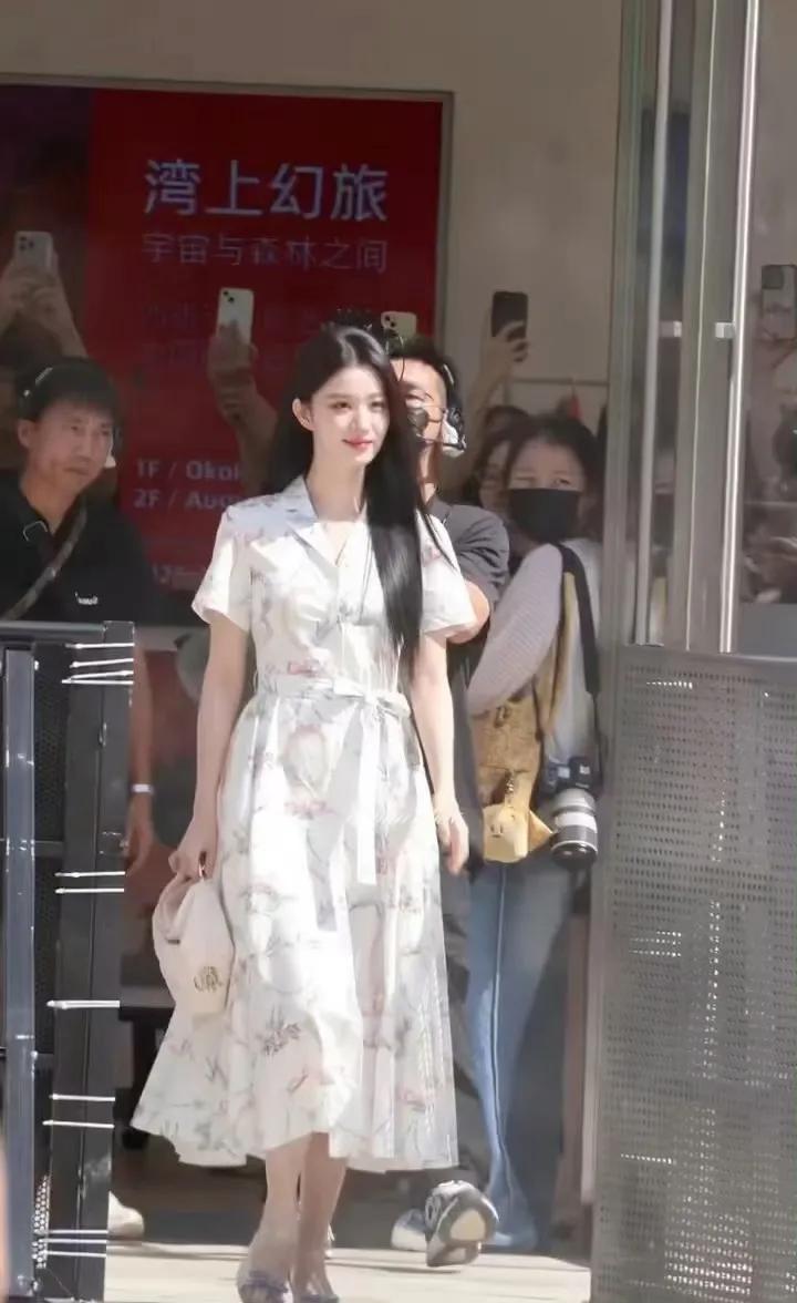 谁能想到意外绊了一下，反倒直接拍出氛围感神图！
整个人清新脱俗，氛围感直接拉满，