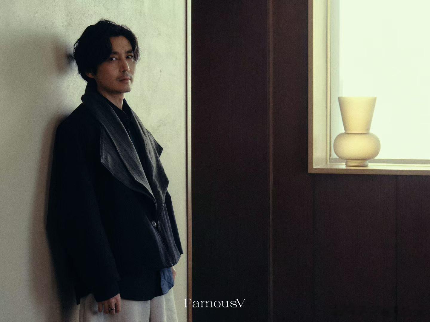 王龙正 FamousV+ 四月刊封面在巨大的喧嚣中，提供一种沉静的支点，在急促的