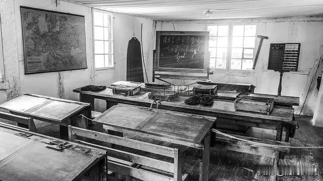 从水缸中伸出的恐怖黑手
事情发生在我读小学时。我就读的这所小学怀疑是庙宇所改。因