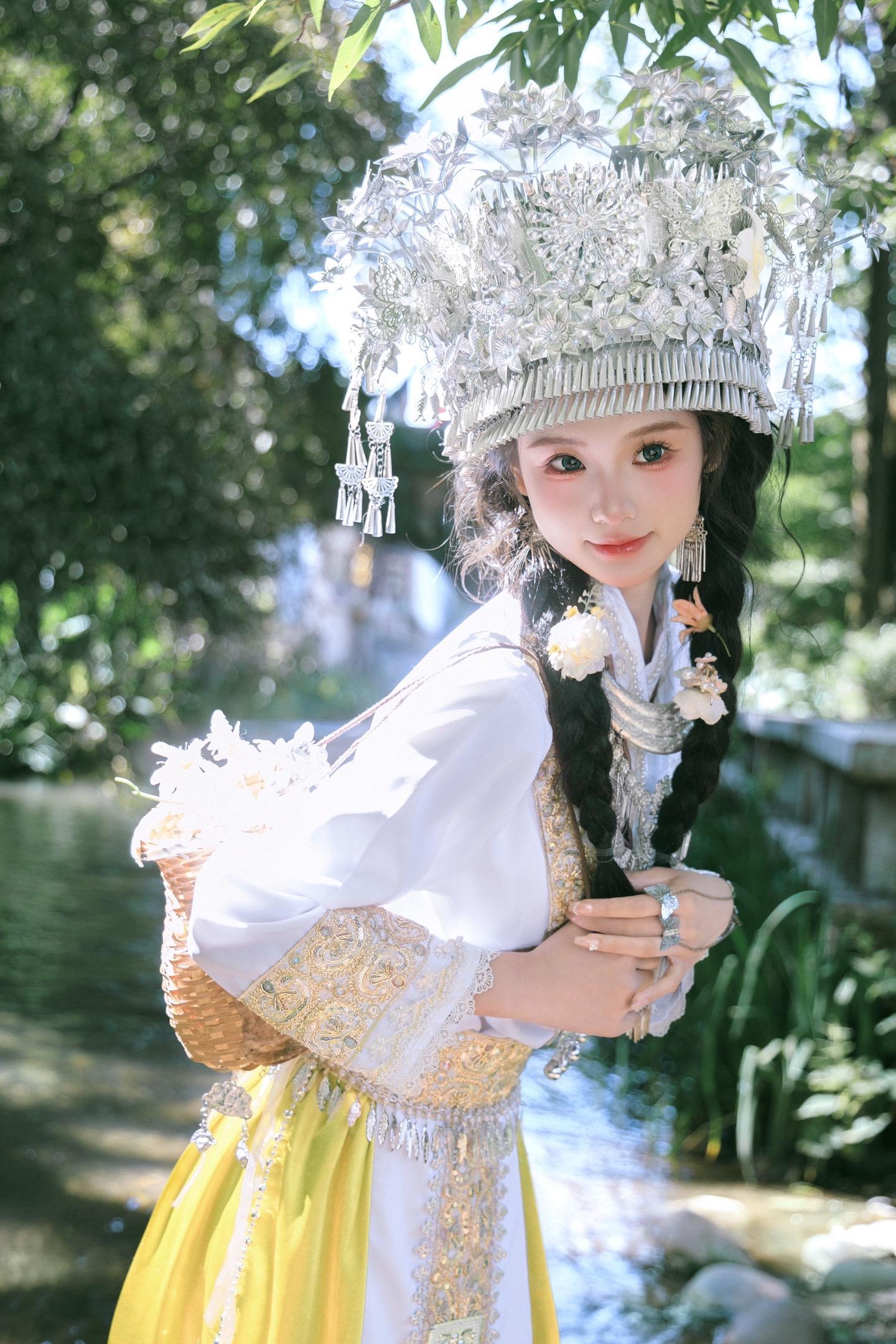 在束河古镇拍到了本命苗疆甜妹🥳顺着银铃声来我