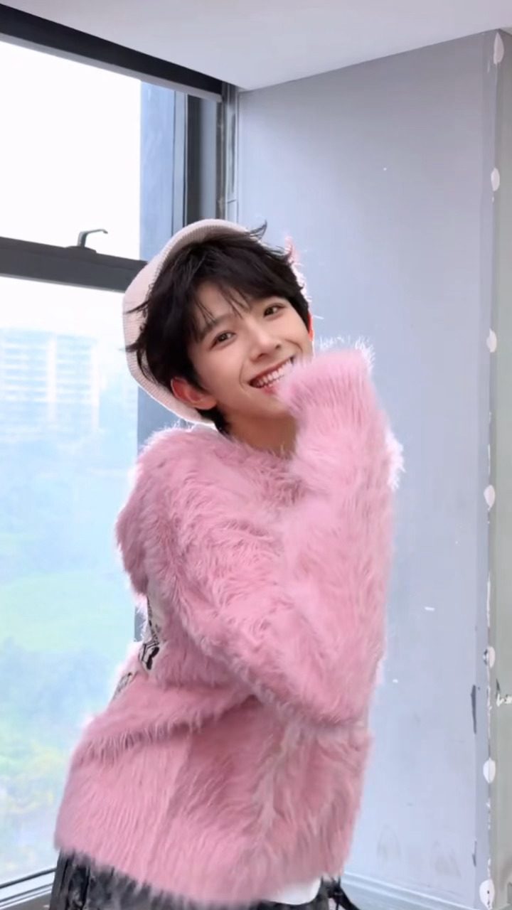 左看右看上看下看小铭你咋这么可爱呀🥺🥺这个视频怎么有两个小时呀🫳陈浚铭跳了