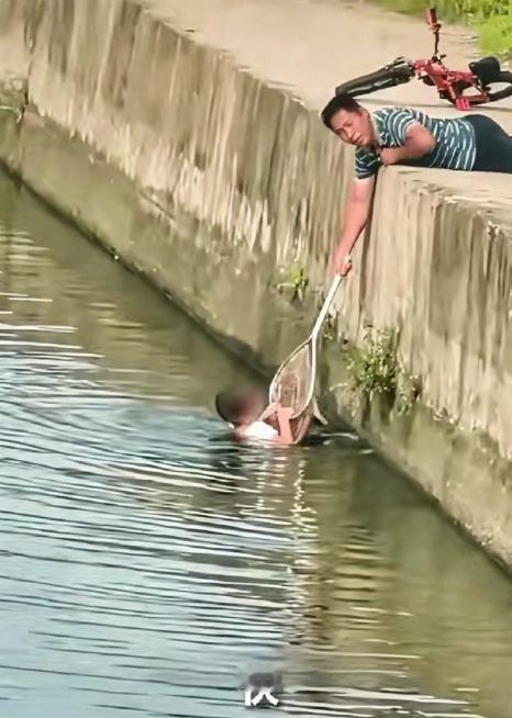 4 月 27 日广东东莞惊险一幕！男孩失足落水快沉底，钓鱼大哥秒冲上前，抄网一兜