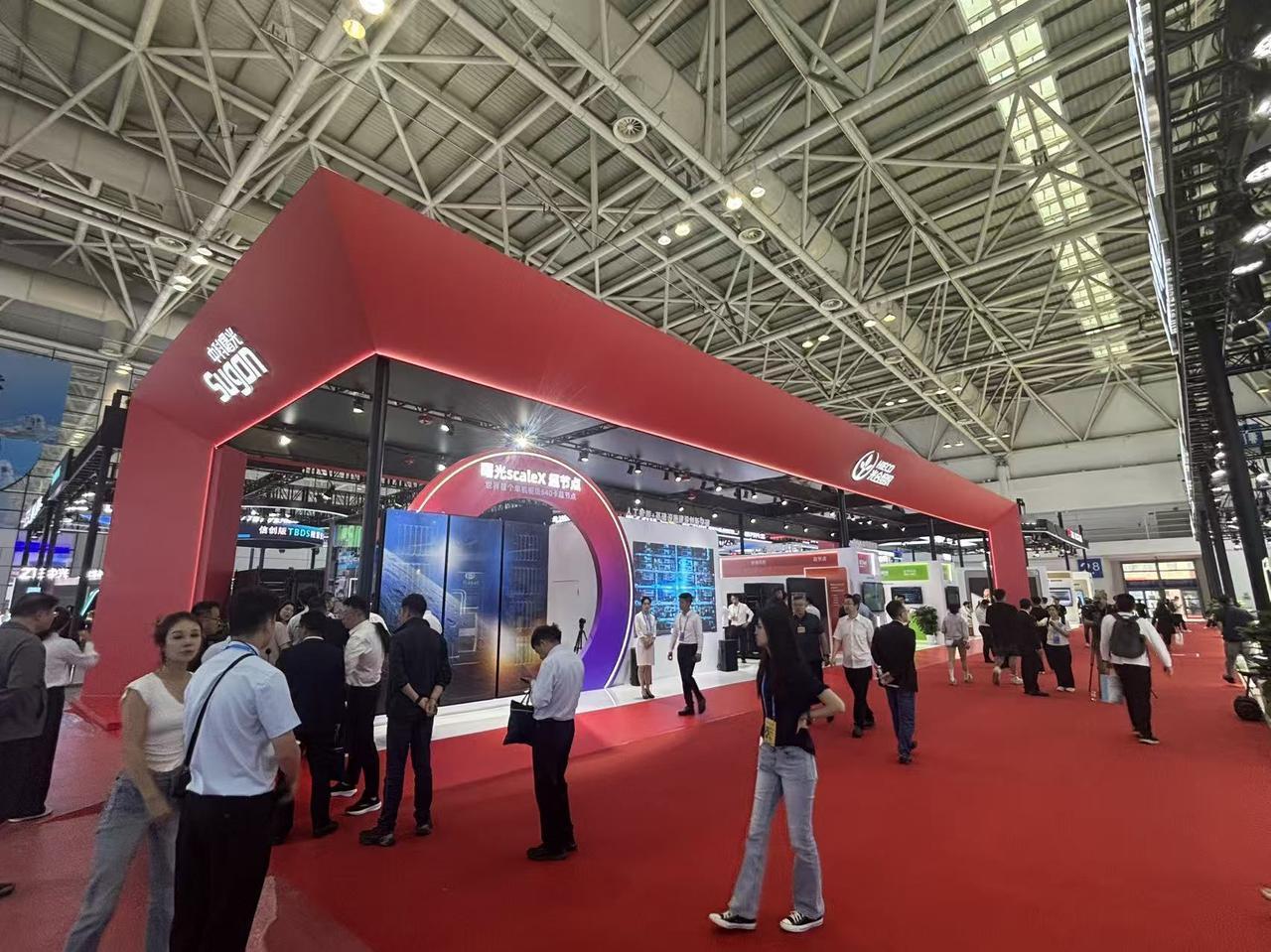 各位，别还在那儿焦虑“算力荒”了。

6万卡级全国最大AI4S超智融合算力集群，