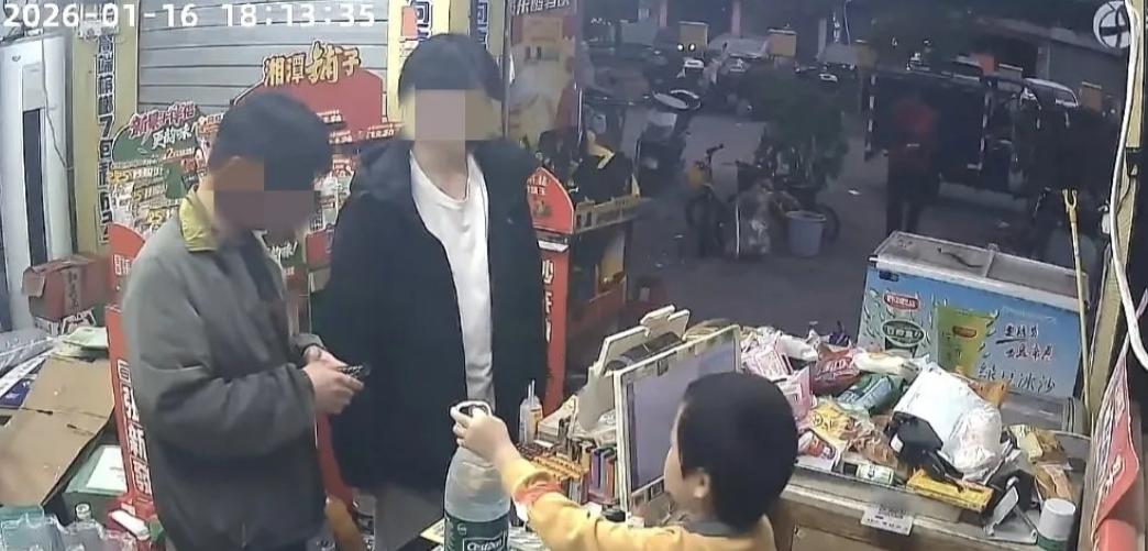 “笑不活了！”深圳，5岁男孩一本正经看店，顾客来买水，问老板呢？男孩自信回答：我