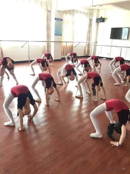 痛心！学舞蹈“下腰训练”竟是中国儿童致瘫主因，医学专家呼吁规范。详细请戳：