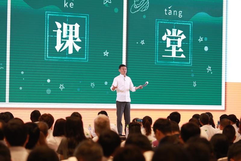 现在老年大学很流行，可大家态度两极分化。有人觉得它是退休后开启“第二人生”的入口