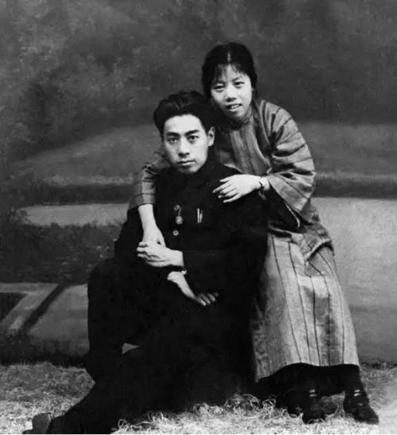 1927年4月，邓颖超在广州产下一子，由于这个孩子生下来体重太大，有9.09斤重