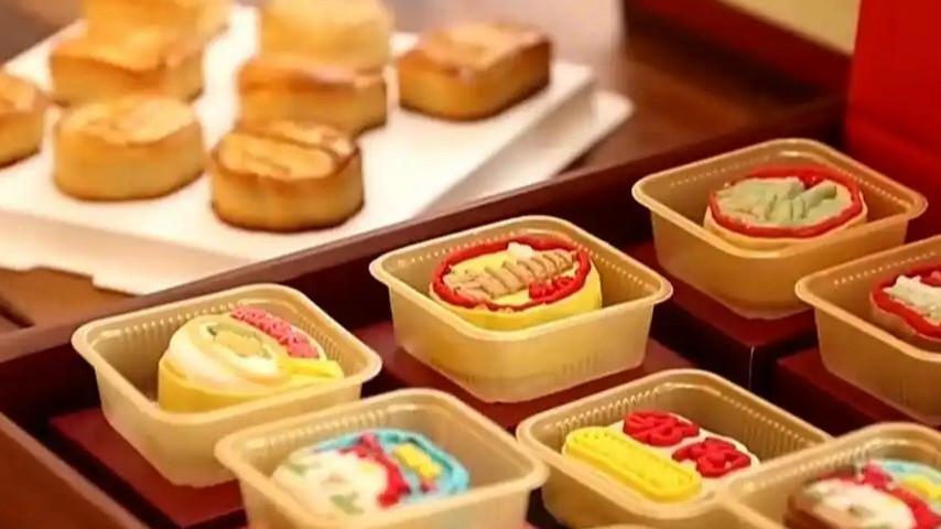中秋月饼今年有点不一样。
以前送礼讲究"盒子越大越有面子"，今年反过来了——低糖