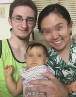 2019年，美国一个男人冲着自己中国妻子吼：“你滚回中国去！”“别拿你们亚洲人的