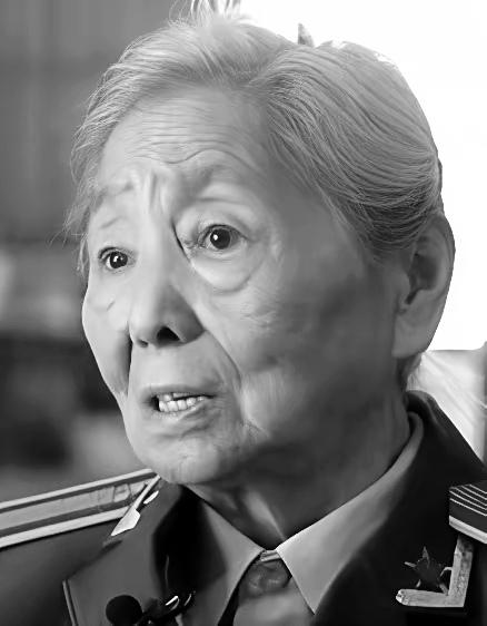 1979年，女翻译官刘禄曾正跟人唠嗑，角落里一个美国大叔眼睛直勾勾盯着她。

没