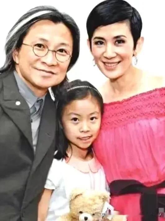 她和陈可辛同居20年，怀孕后被质疑：孩子不一定是我的。
吴君如的父亲是香港著名喜