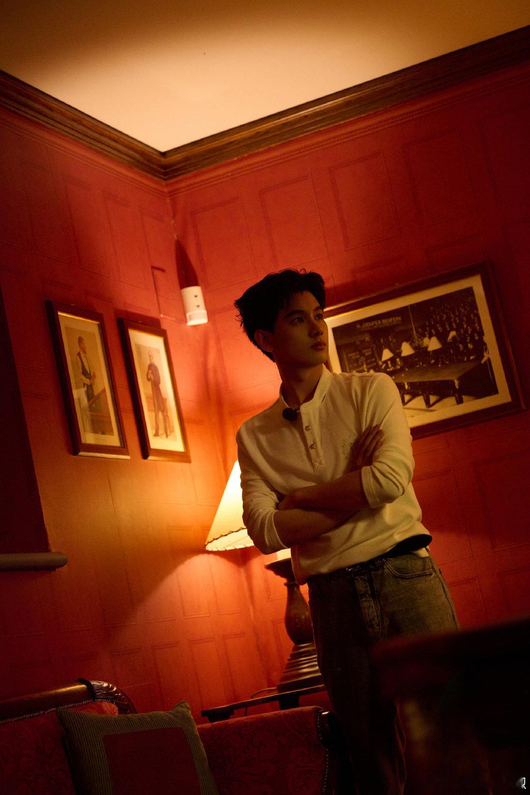 胡先煦打台球帅成啥了  ber，胡先煦打台球帅成啥了，露额头造型清爽利落，少年感