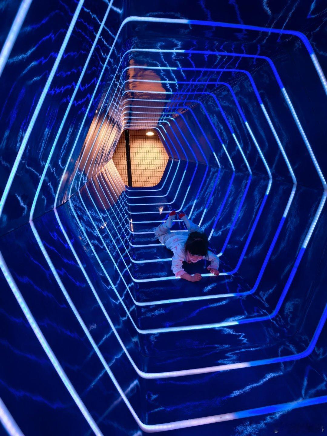 媳妇看那个说唱的nono，我看我家大宝。好在走之前给我拌了份桃花虾，要不肯定去不