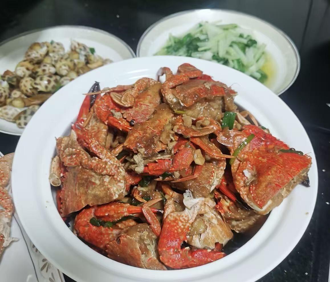 泉州一家三口，没房贷没车贷，一个月花掉7000多。帖子火了。
发帖的是个年轻爸爸