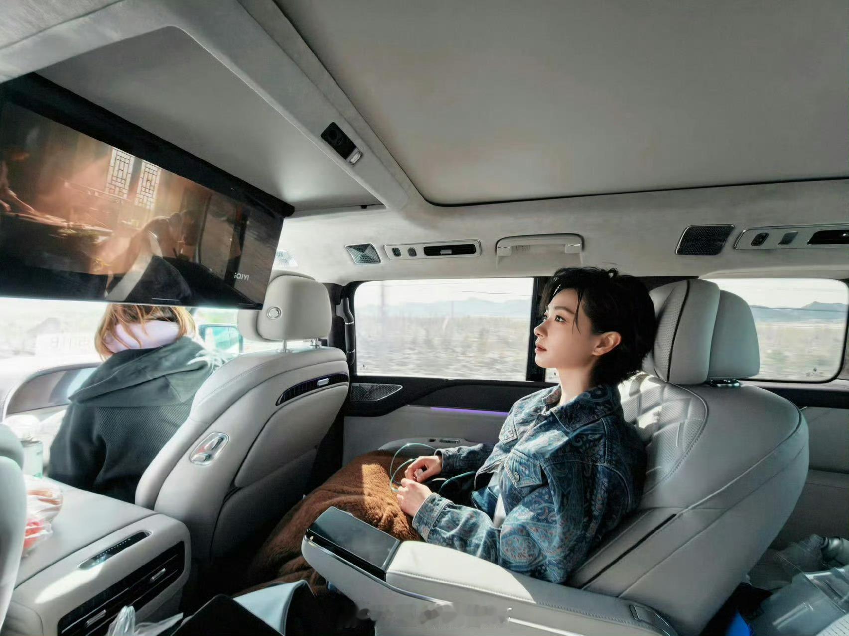 万茜在日喀则追剧也在找纸巾注意看，万茜坐的是比亚迪仰望U8