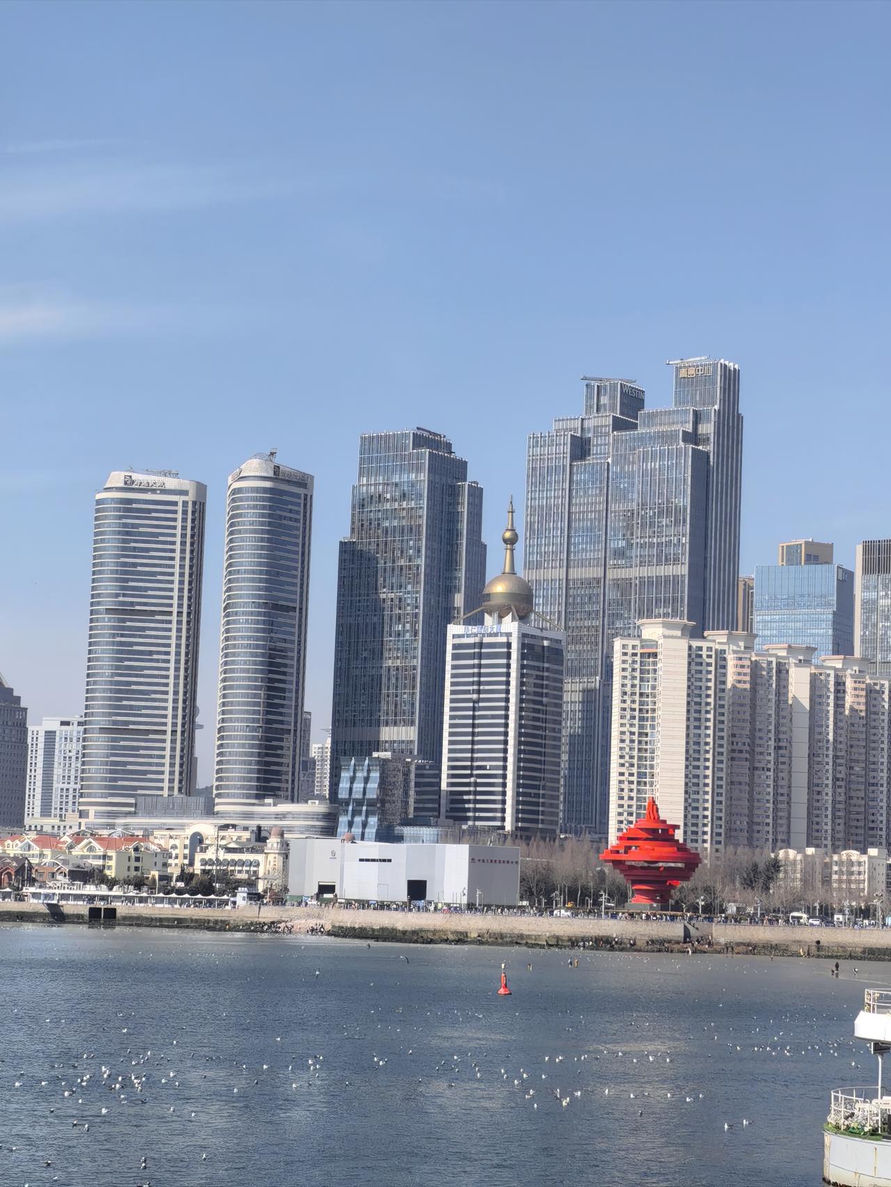 发一张图片，让我猜出你在哪里拍的红瓦绿树，碧海蓝天。是它的城市特色。许多人渴望融