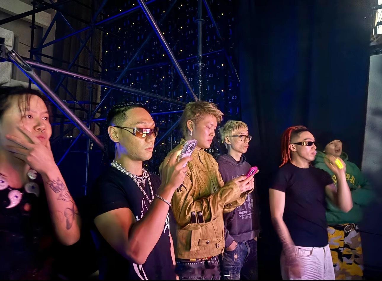 Sakee在开小号晒出回忆录！其中还晒了一张Digi大合影，Asen就在自己旁边