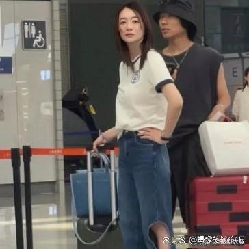 47岁的李小冉素颜亮相，皮肤好得像二十来岁，细腻光滑，完全不显老 
