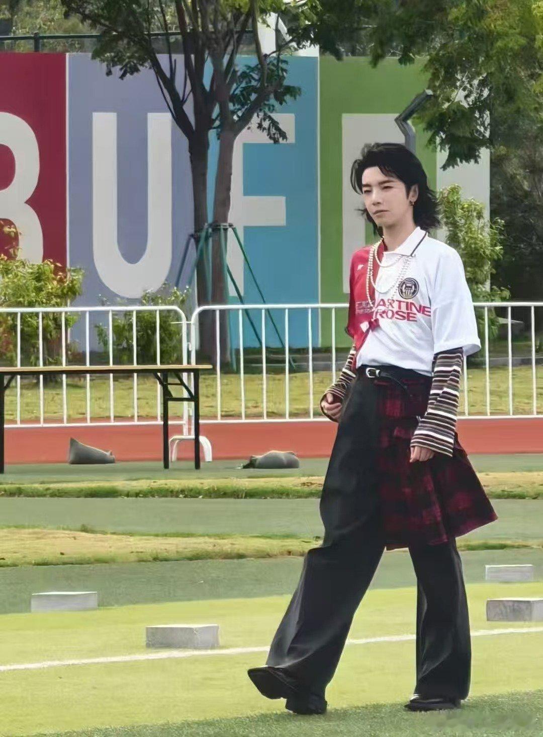 华晨宇和平大学吃鸡学长华晨宇直播华晨宇这次活动造型太绝了！光影勾勒出分明轮廓，清