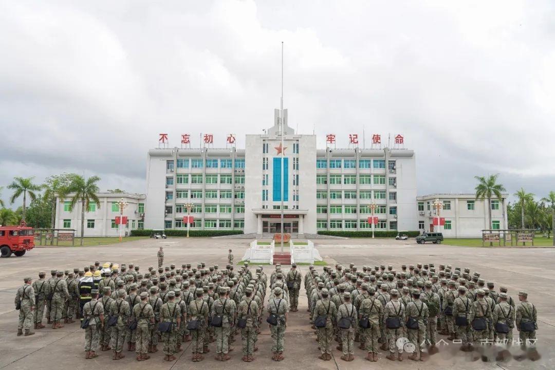 广东怀集县洪水近日，台风“蝴蝶”来袭，南部战区海军航空兵部队密切关注台风动向和风