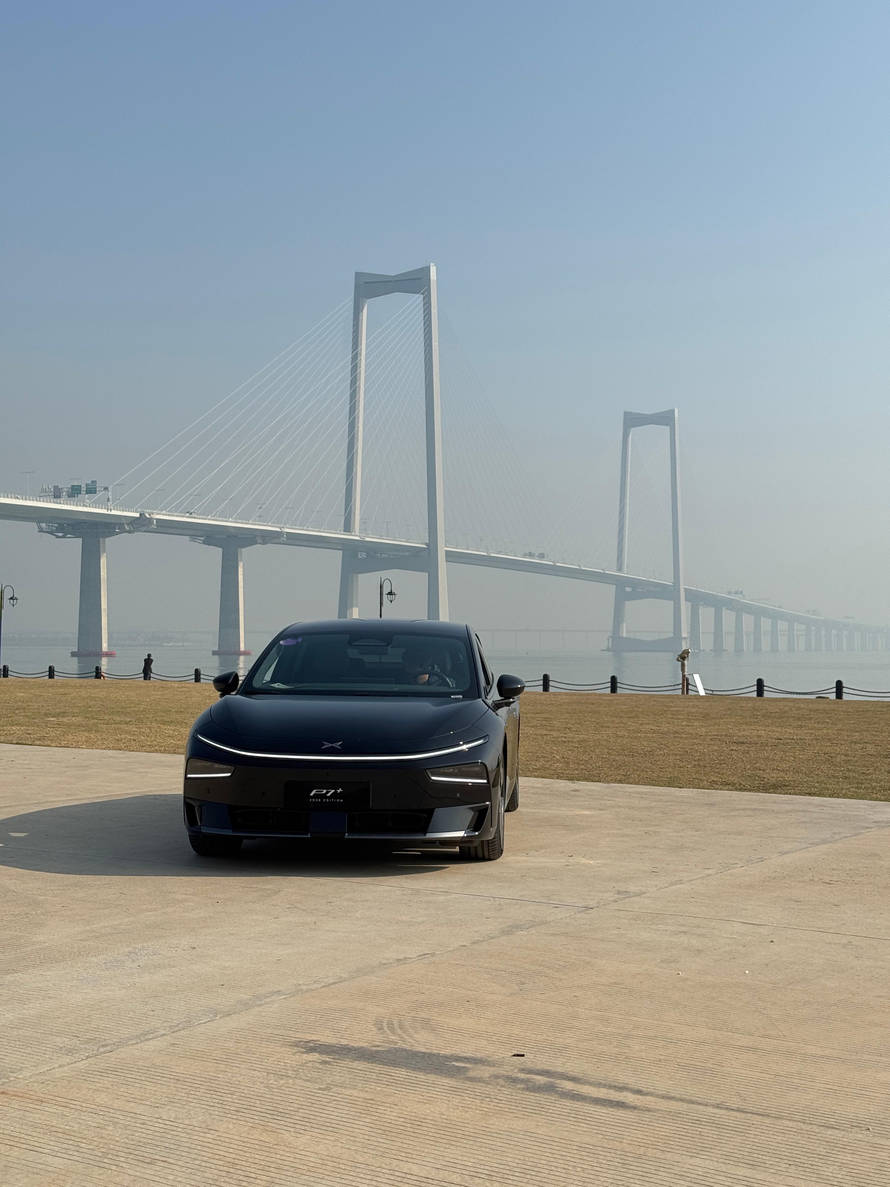 已经开上了，今天这个背景没毛病吧新款小鹏p7+超级增程来了大v聊车