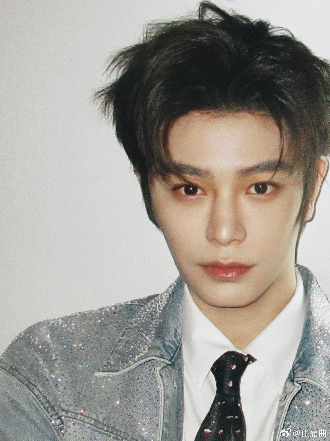 丁禹兮吹花瓣丁禹兮吹玫瑰花瓣 玫瑰花瓣被轻轻吹起的瞬间，浪漫感直接拉满，丁禹兮的