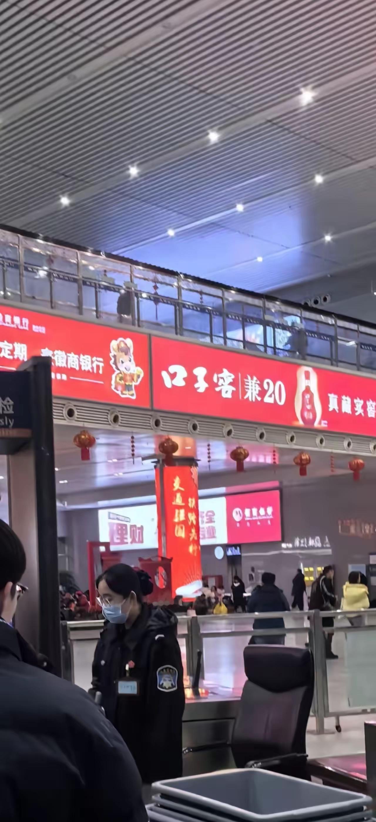 到合肥站坐车，这次更夸张，除了之前长期被口子窖占据的广告位正在闲置，广告钉子户古