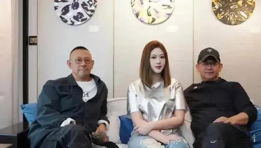 原来姜武的女儿长得这么漂亮，和他爸一点都不像，脸白得像涂了好几层粉。坐在他旁边的