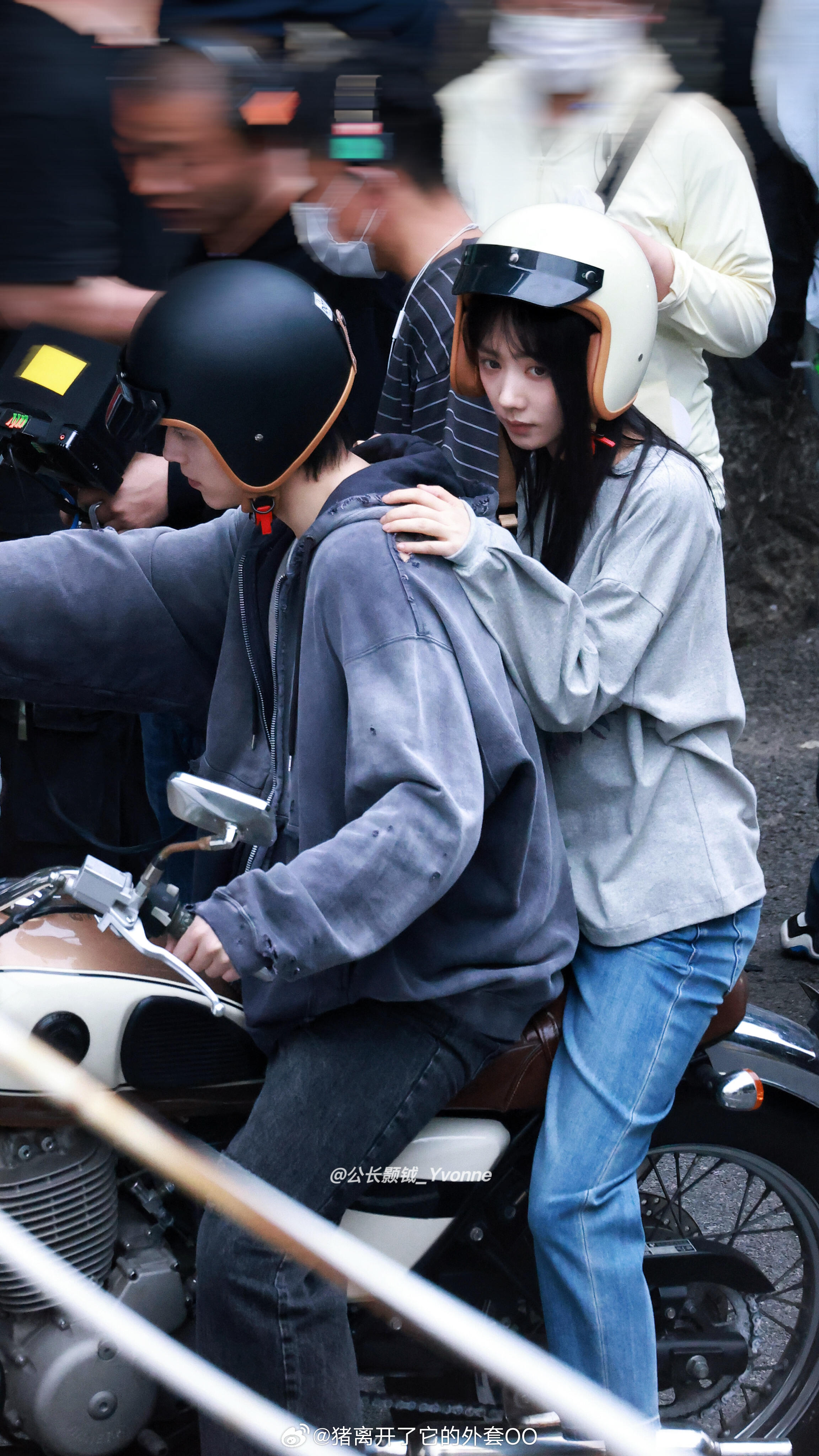 陈飞宇王影璐《见春天》骑摩托车路透，台偶味满满！