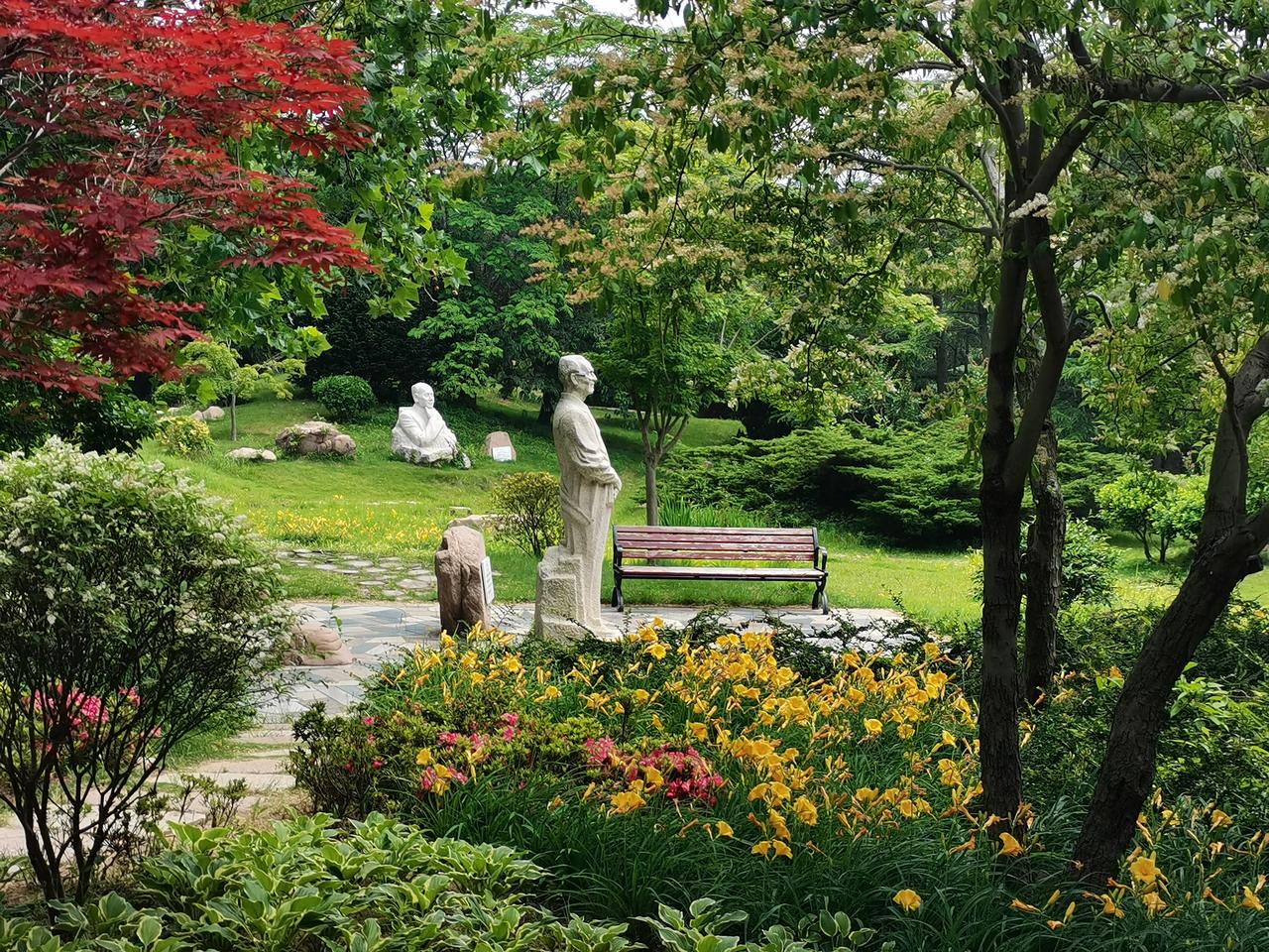 晒图笔记大赛夏日百花苑，青翠花也艳，鸟鸣园更幽，打卡乐休闲。（手机随拍于青岛百花
