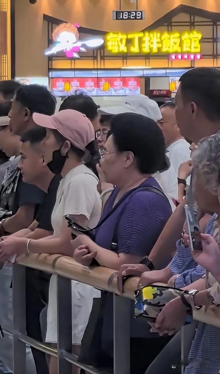 伊能静跟着秦昊回沈阳老家啦！刚走出机场，就感受到了满满的温情。婆婆早早就在此等候