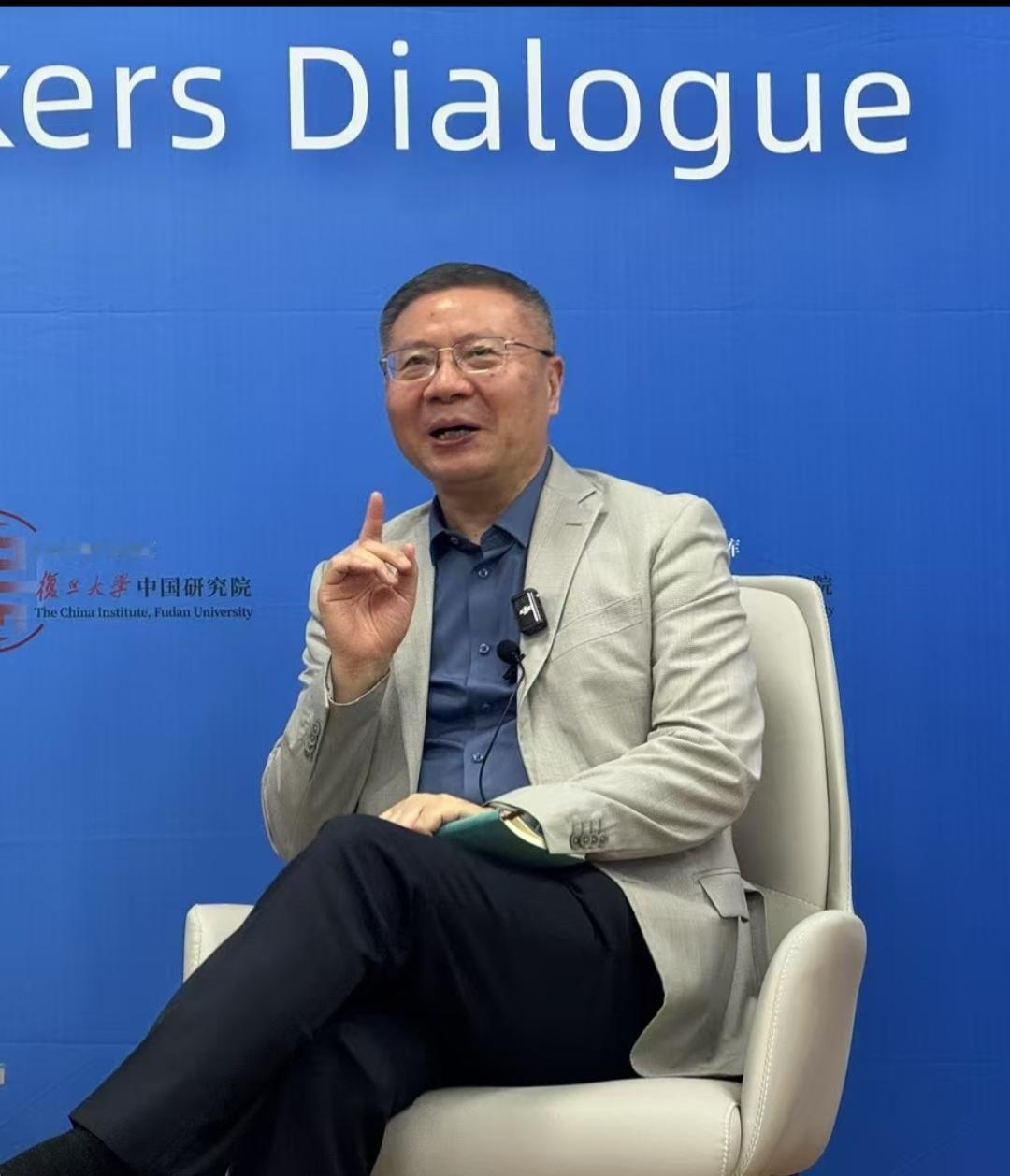 张维为教授在演讲时有一种魅力，这主要体现在声音与手势的完美配合。如图所示，这是去