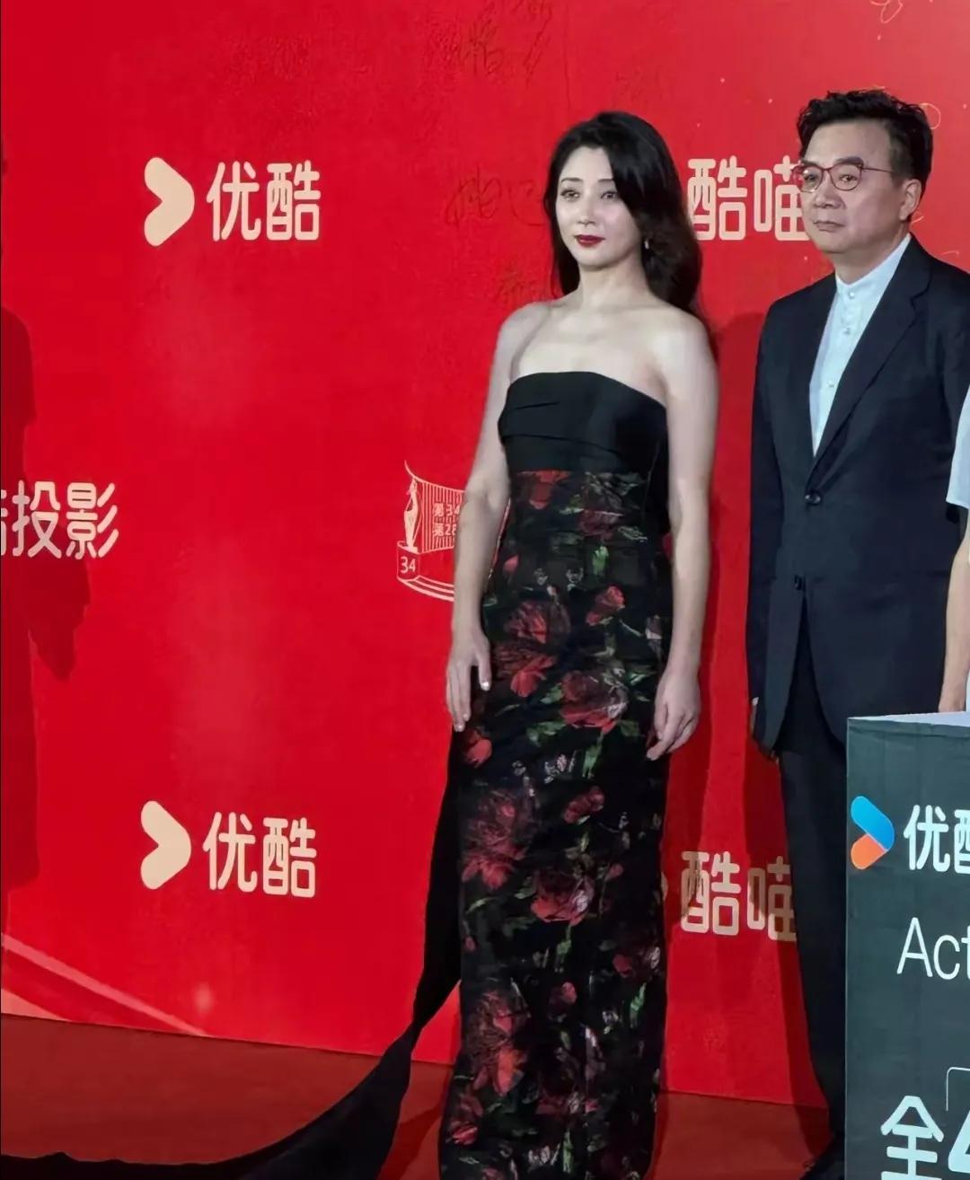 殷桃也来参加飞天奖活动了
不过，没有被提名
站在红毯上的她，有点失落的样子
殷桃
