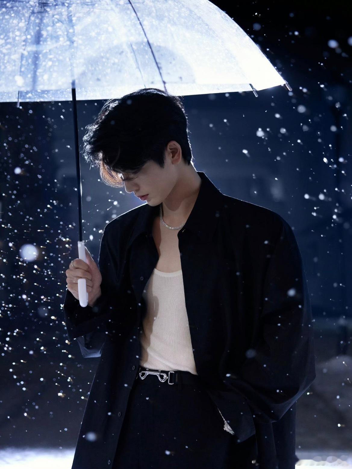 张凌赫转戒指 苏晕了 他是不是不知道，转戒指时脖颈和手臂的青筋线条有多要命😍 