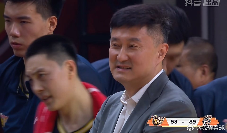 广东队落后40多分了，杜锋指导场边无奈苦笑咱们这三分是越投越铁，杜导甚至都派上杜