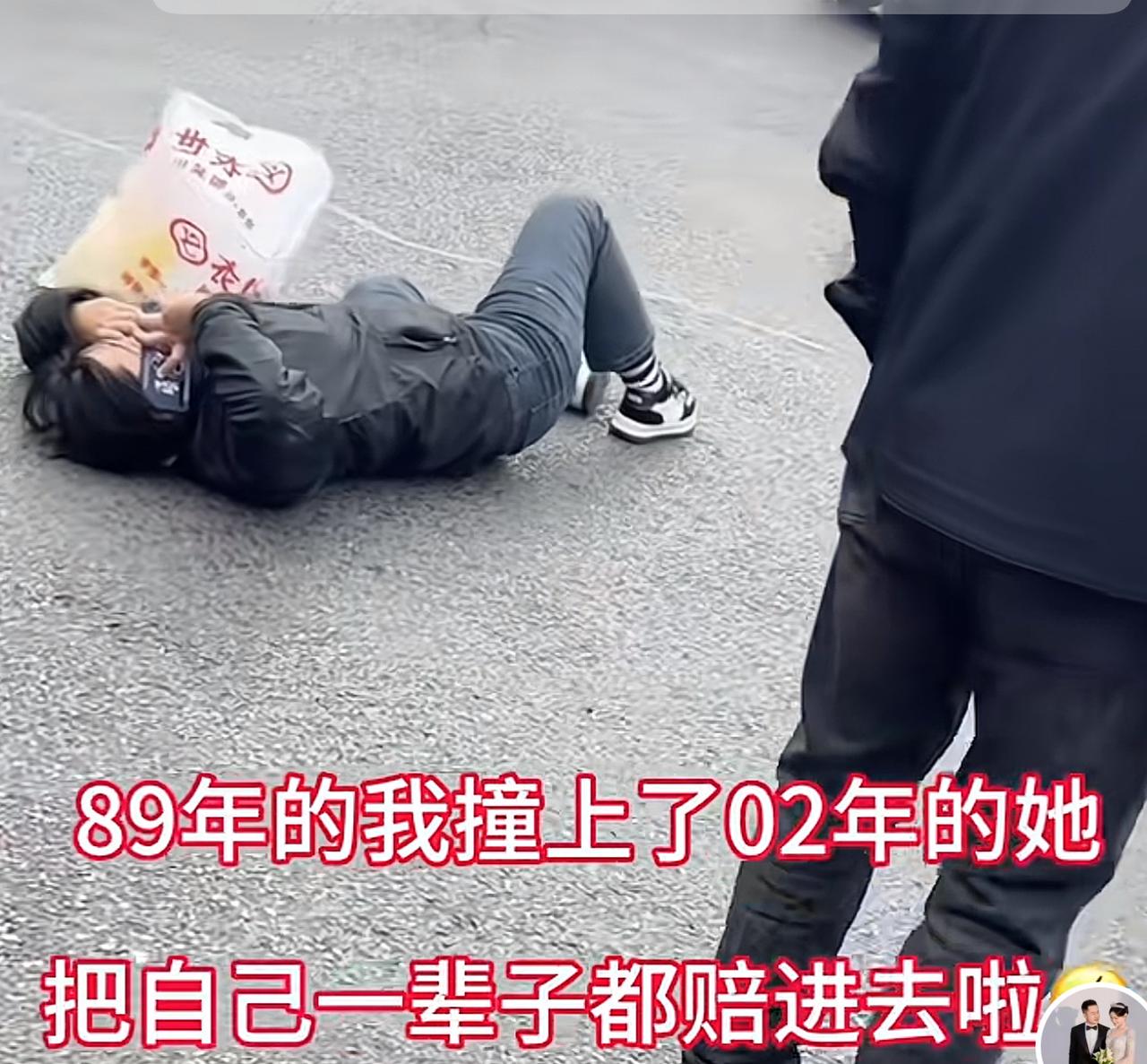 兄弟们，找老婆我就教一遍！
八九年的大哥开车出门兜风，路口没把控好车速，直接追尾