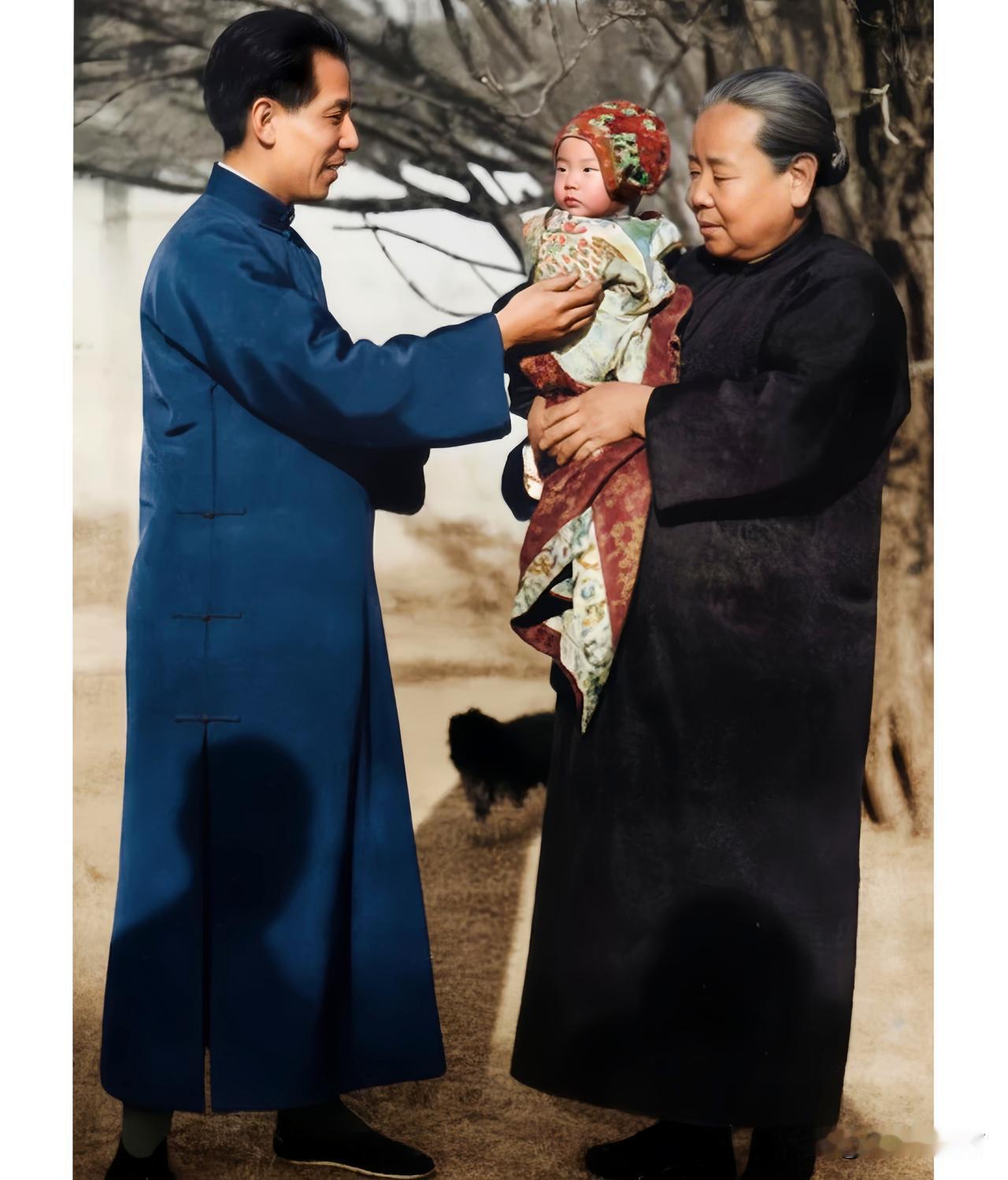 这张照片展现出了张学良和儿子张闾琳1931年在北平的温情一幕，大伙儿都好好瞧瞧！