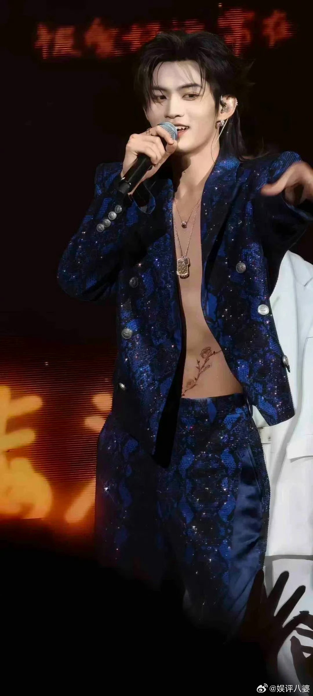 云旗演唱会造型杀疯啦!深海蓝钻西装敞开，腹肌上野蔷薇若隐若现，这绝美画面谁顶得住