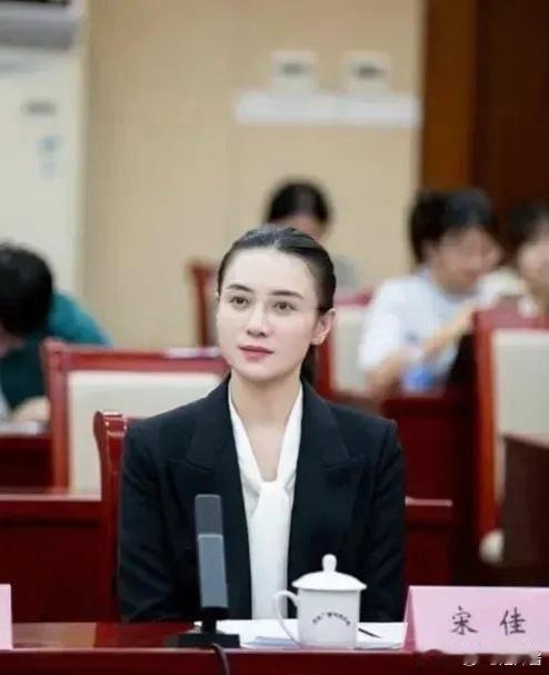 本以为宋佳的美貌已经无敌了，看看旁边，宋佳还是低调了 ​​​