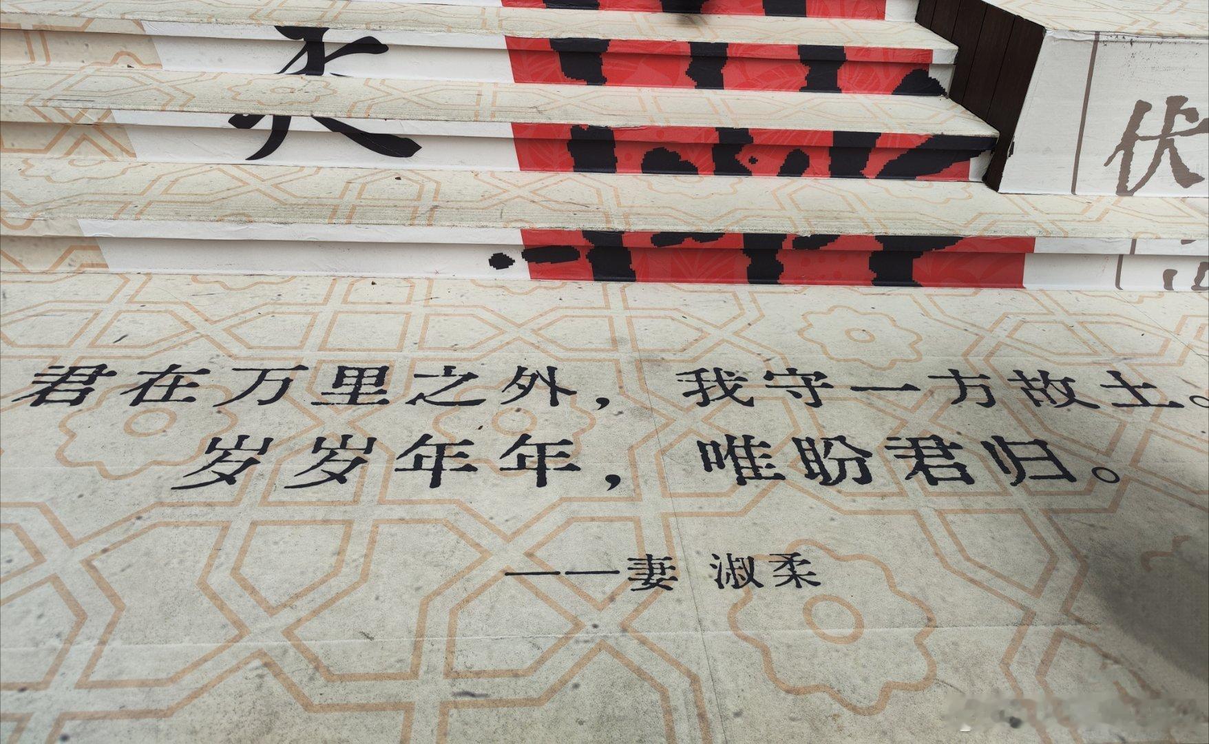 深圳地铁1号线10号线岗厦站B出口，扶手电梯上来，卓悦中心东区，30米长的《给阿