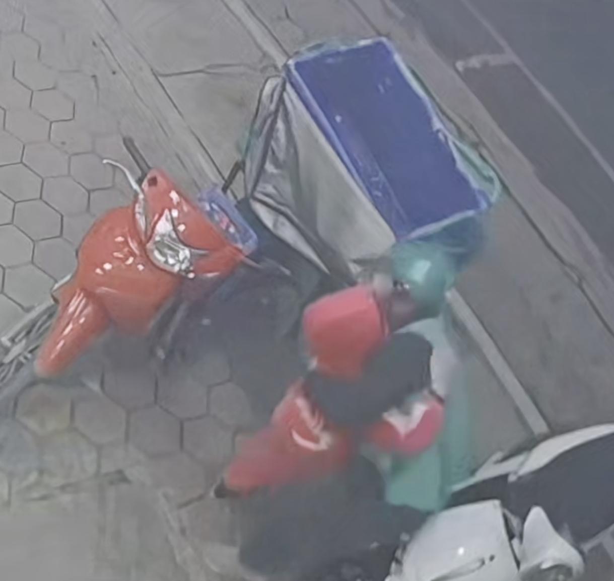 外卖小哥没赶上
女儿放学时间
老师将其女儿带回了自己家中，很久之后，外卖小哥来接